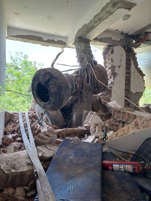 241 na Tao, Patay Dahil sa Pagbagsak ng Air India Plane at Isa Pasahero Buhay!